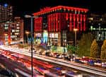 Vista nocturna del Mailbox en Birmingham con fachada iluminada en rojo