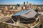 Vista aérea del U.S. Bank Stadium con la ciudad de Minneapolis al fondo