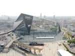 Vista panorámica del estadio desde una perspectiva elevada en día nublado