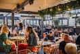 Interior del Kelu Sky Lounge con clientes disfrutando de bebidas y ambiente relajado