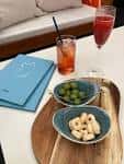 Detalle de cócteles y aperitivos servidos en una mesa del lounge