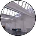 Interior del salón principal con techo de cristal y mobiliario básico