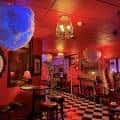 Sala interior con decoración roja, suelo a cuadros y globos azules