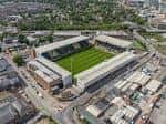 Vista aérea del Meadow Lane Stadium en Nottingham con campo de fútbol y gradas