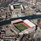 Vista aérea que muestra el City Ground y Meadow Lane en Nottingham junto al río Trent