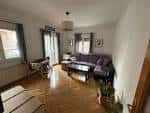 Interior de un piso con salón y muebles en Calle de Alejandro Morán