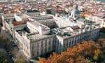 Vista aérea del complejo del Tribunal Supremo rodeado de árboles otoñales