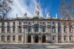 Entrada frontal del Tribunal Supremo con bandera española ondeando