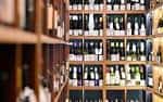 Estanterías de vinos en el interior de Arch 13