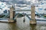Vista panorámica del Tower Bridge con el río Támesis y barcos