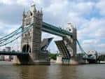 Tower Bridge levantado para permitir el paso de una embarcación
