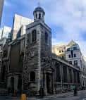 Fachada exterior de la iglesia en un entorno urbano