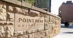 Señal de piedra con el nombre Point Park University en la entrada del campus