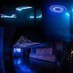 Interior del club Onyx con iluminación azul y barra de recepción