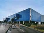 Vista exterior del Drumsheds con su distintiva fachada azul y estructura industrial