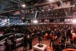 Evento en el interior del Drumsheds con asistentes reunidos alrededor de mesas y decoración