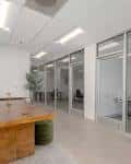 Interior de oficina moderna con escritorios y salas de reuniones