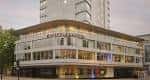 Fachada iluminada del hotel Park Plaza Leeds