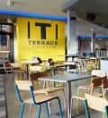 Interior del local The Terrace en Leeds Uni Union con mesas y sillas