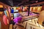 Interior del bar con zona de juegos, mesas y decoración moderna ideal para eventos sociales