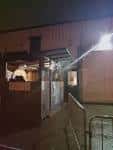 Entrada exterior del Venue MOT Unit 18 por la noche