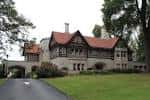 Vista exterior de la mansión Callanwolde con su arquitectura estilo Tudor y jardines