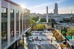 Terraza superior del edificio con vistas a la ciudad y entorno urbano