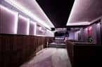 Espacio interior con luces LED blancas y diseño contemporáneo