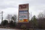 Señalización exterior del Ansley Mall con tiendas