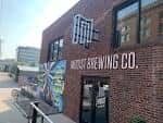 Fachada exterior de ladrillo de Modist Brewing Co. con su logotipo