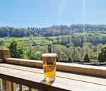 Vista panorámica desde el balcón del pub con una cerveza en primer plano