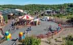 Vista aérea del parque temático mostrando zonas de juegos infantiles y áreas verdes