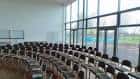 Aula o sala de conferencias con sillas dispuestas en filas