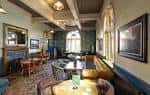 Interior acogedor del pub con mesas y decoración tradicional