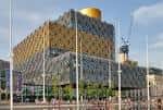 Vista exterior de la Biblioteca de Birmingham con su distintiva fachada dorada y estructura moderna