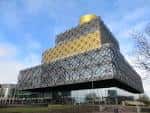 Ángulo lateral del edificio de la Biblioteca de Birmingham bajo cielo azul