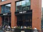 Fachada exterior de The City Tap Room en Leeds con terraza y clientes