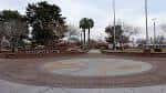 Vista general del parque Eastlake con área circular pavimentada y palmeras