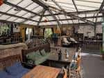 Interior del pub con zona de estar y techo de cristal