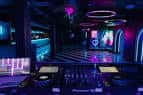 Vista del escenario y cabina de DJ en el interior del club