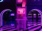 Área de baile con arcos iluminados y señalización 'Party Line'
