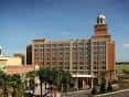 Vista frontal del edificio Renaissance Tampa International Plaza Hotel con torre distintiva