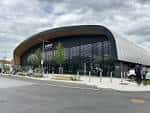 Vista exterior de la Canon Medical Arena en Sheffield mostrando su fachada moderna y curva