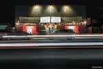 Fachada frontal de The State Room con efecto de luz de coches pasando (time-lapse)