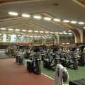 Interior del gimnasio con equipamiento deportivo y pista de atletismo