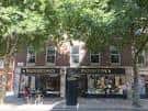 Vista exterior de la librería Waterstones rodeada de árboles en Chelsea, Londres