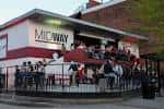 Fachada del establecimiento Midway con personas en la terraza