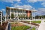 Fachada exterior del City Center en Hanna Avenue con diseño contemporáneo y jardines frontales
