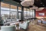 Área lounge con iluminación decorativa y vistas al exterior