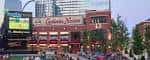 Fachada del Cardinals Nation en St. Louis con pantalla de juego y ambiente festivo